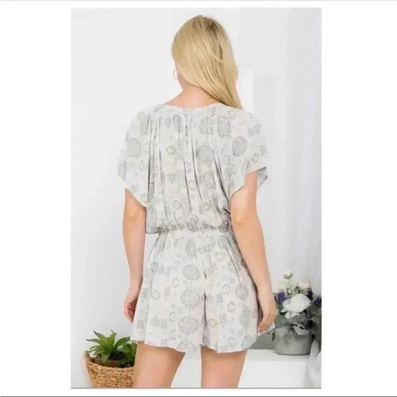 BNWT Medallion print Romper - Picture 7 of 7